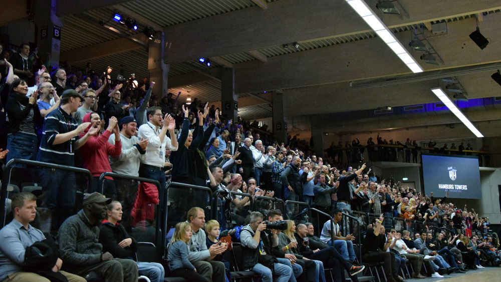 DIe Halle war fast voll besetzt - und spätestens in der zweiten Halbzeit war die Stimmung auch auffallend gut